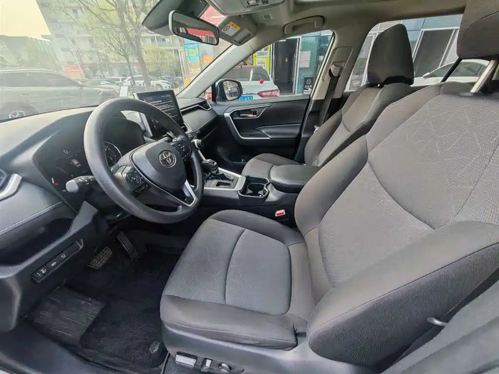 Toyota RAV4 — миниатюра 7