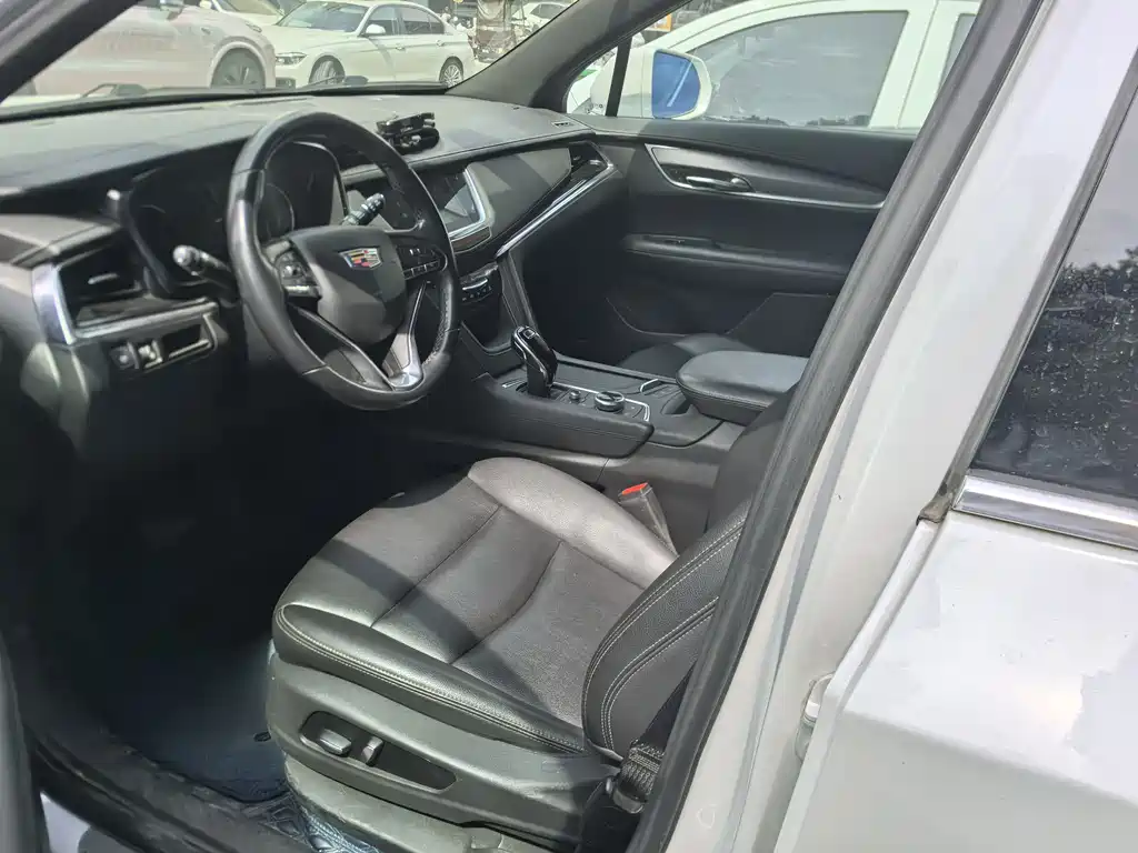 Cadillac XT6 2020 28T мест