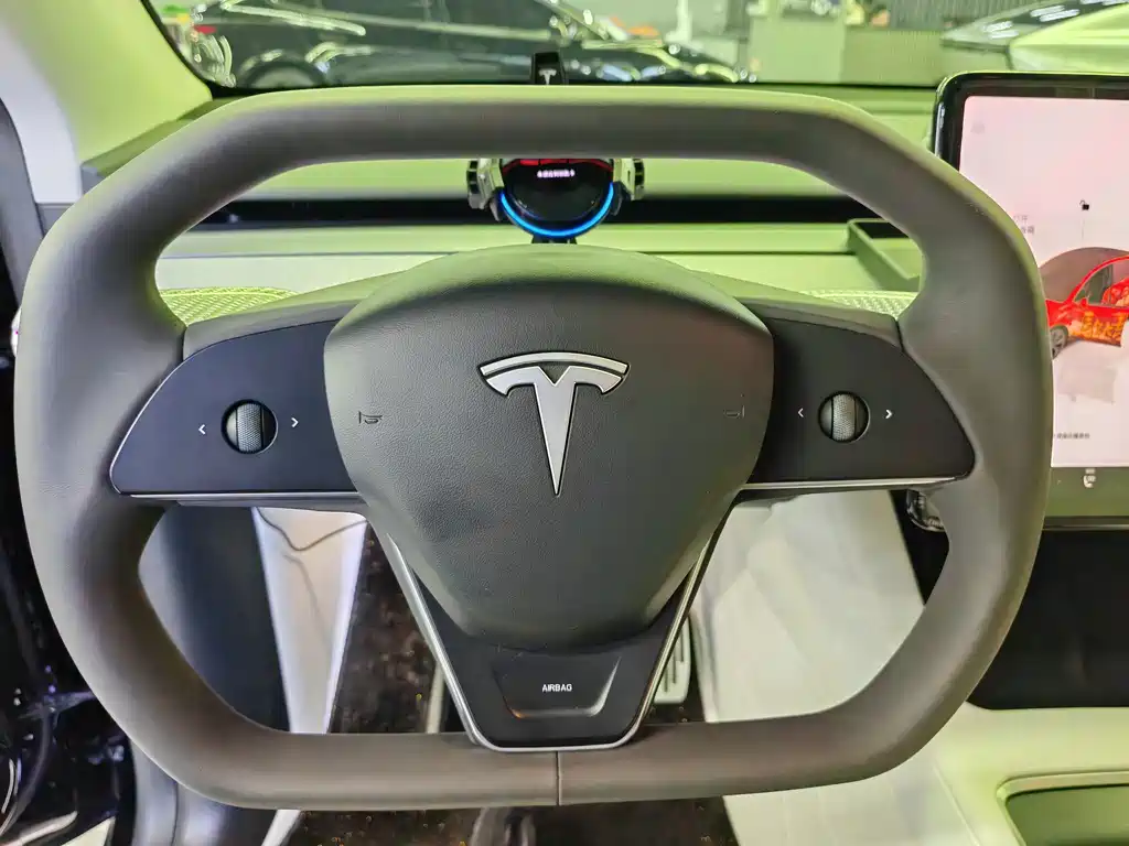 Tesla Model Y — миниатюра 8