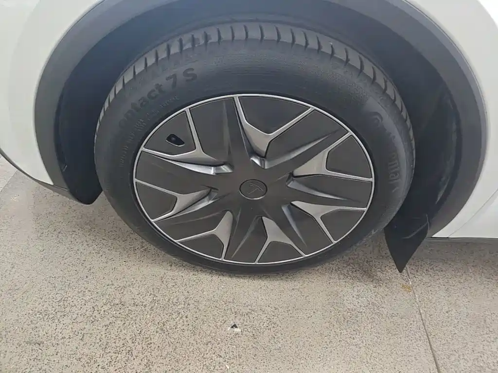 Tesla Model Y L — миниатюра 25