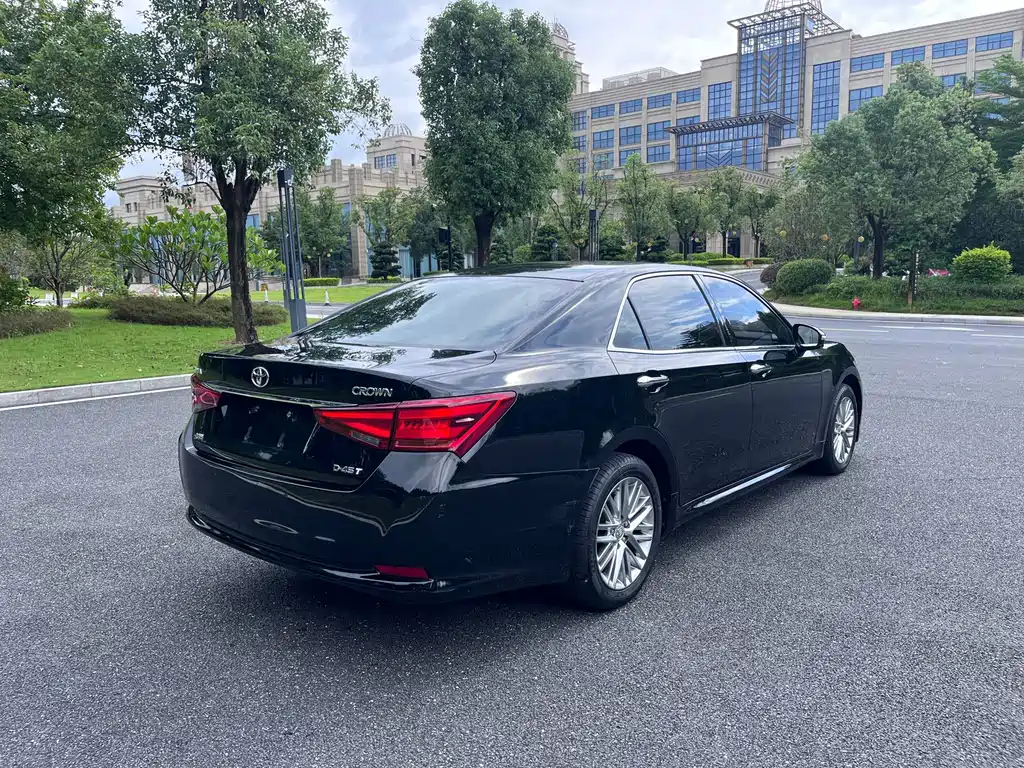 Toyota Crown — миниатюра 4