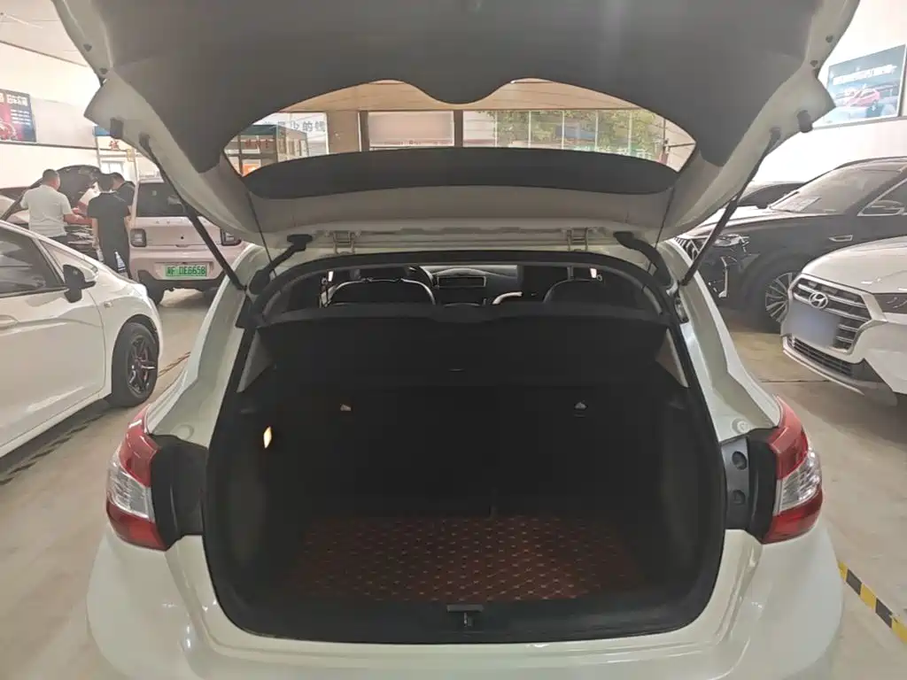 Nissan Tiida — миниатюра 19