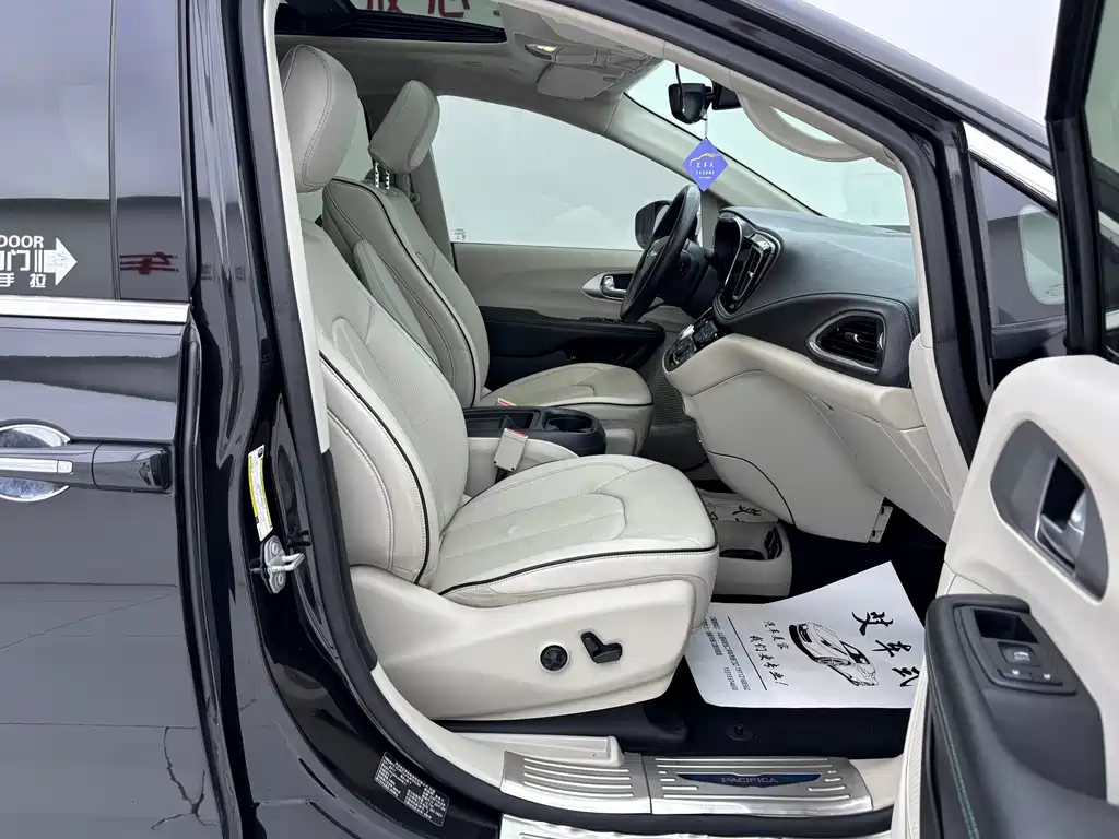 Chrysler Grand Voyager PHEV (Import) — миниатюра 10