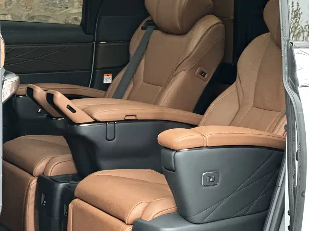 Toyota Alphard — миниатюра 10