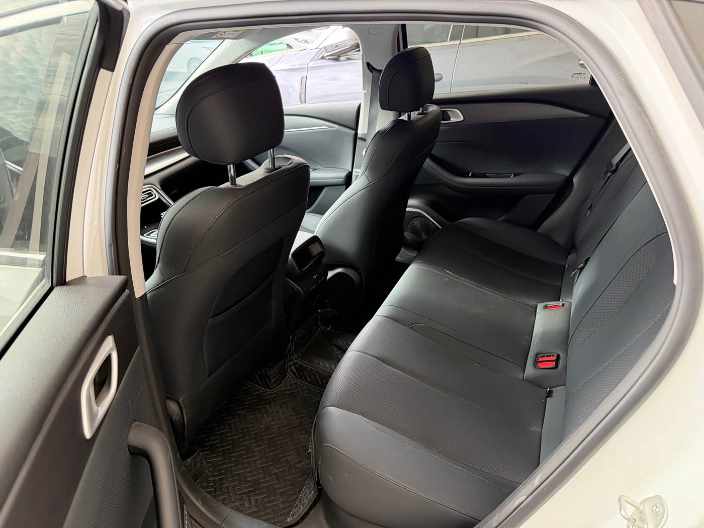 Geely Emgrand 1.5 л 2026 г. Белый, пробег 16000 км