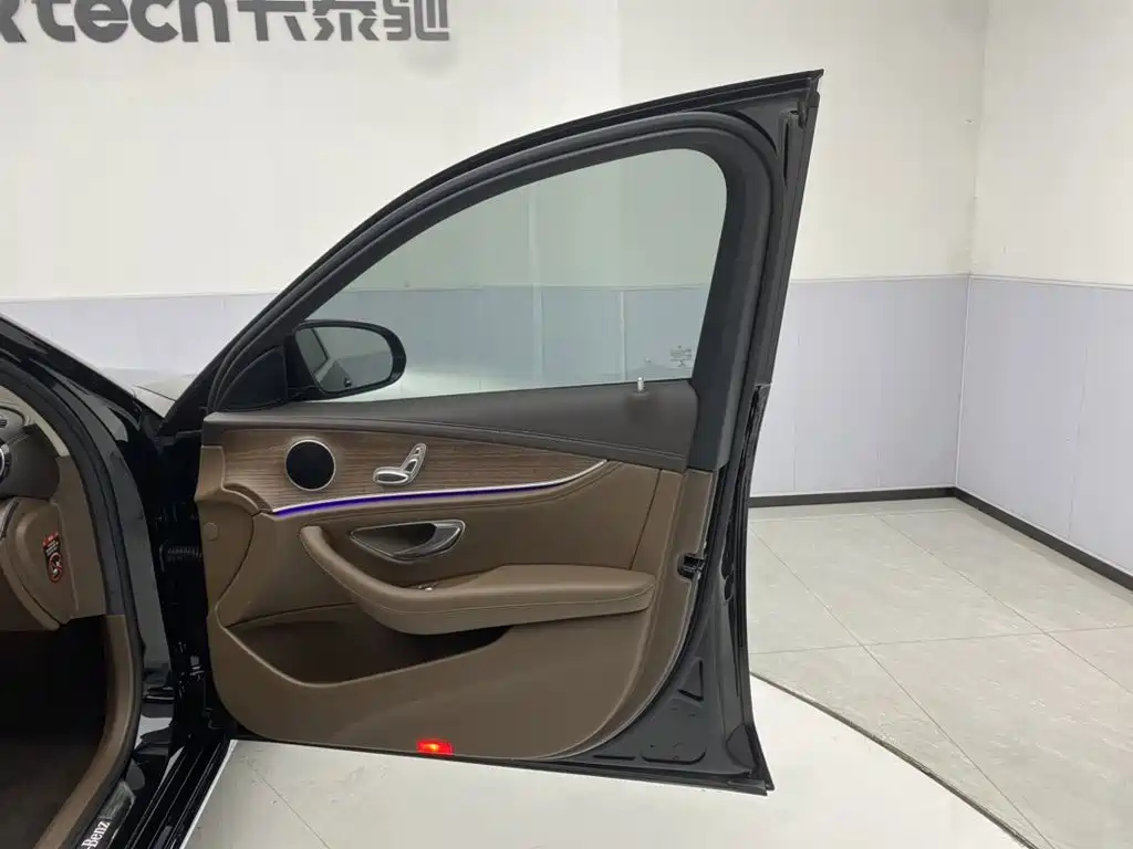 Mercedes-Benz E-Class — миниатюра 25