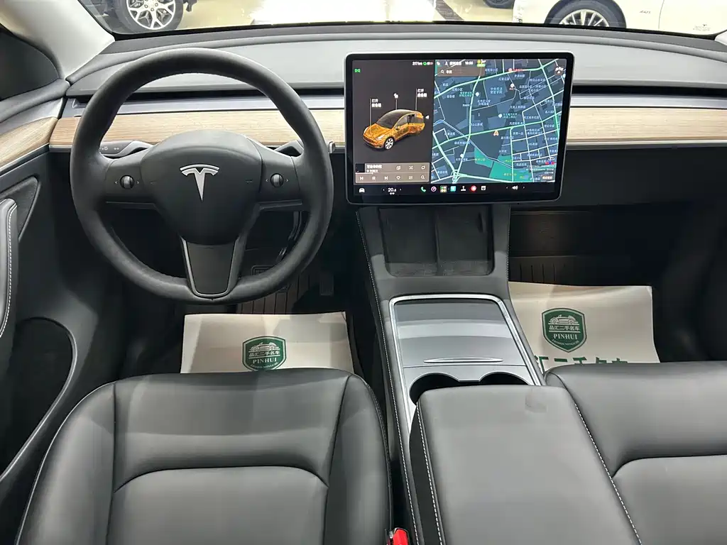 Tesla Model Y — миниатюра 7