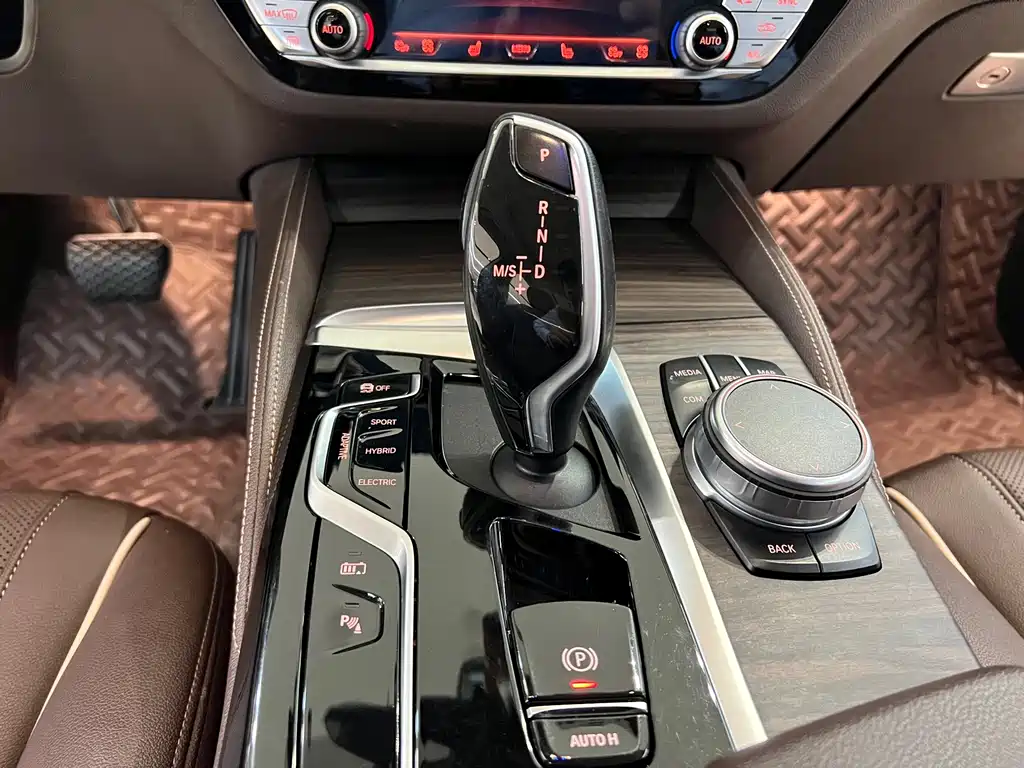 BMW 5 Series New Energy — миниатюра 8