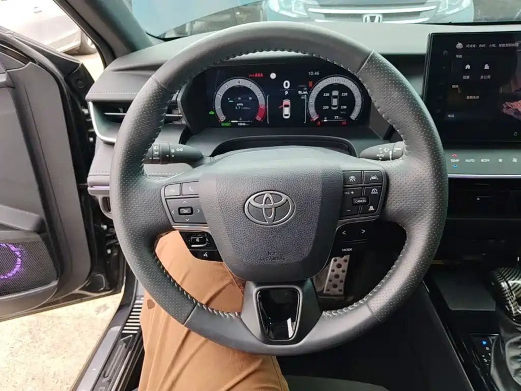 Toyota Camry — миниатюра 11