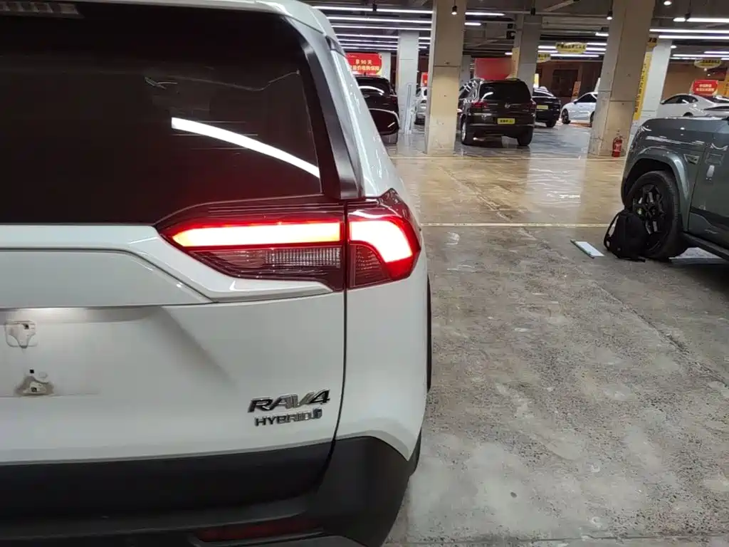 Toyota RAV4 — миниатюра 8