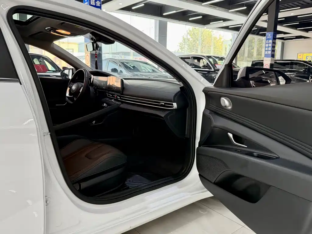 Hyundai Elantra — миниатюра 9
