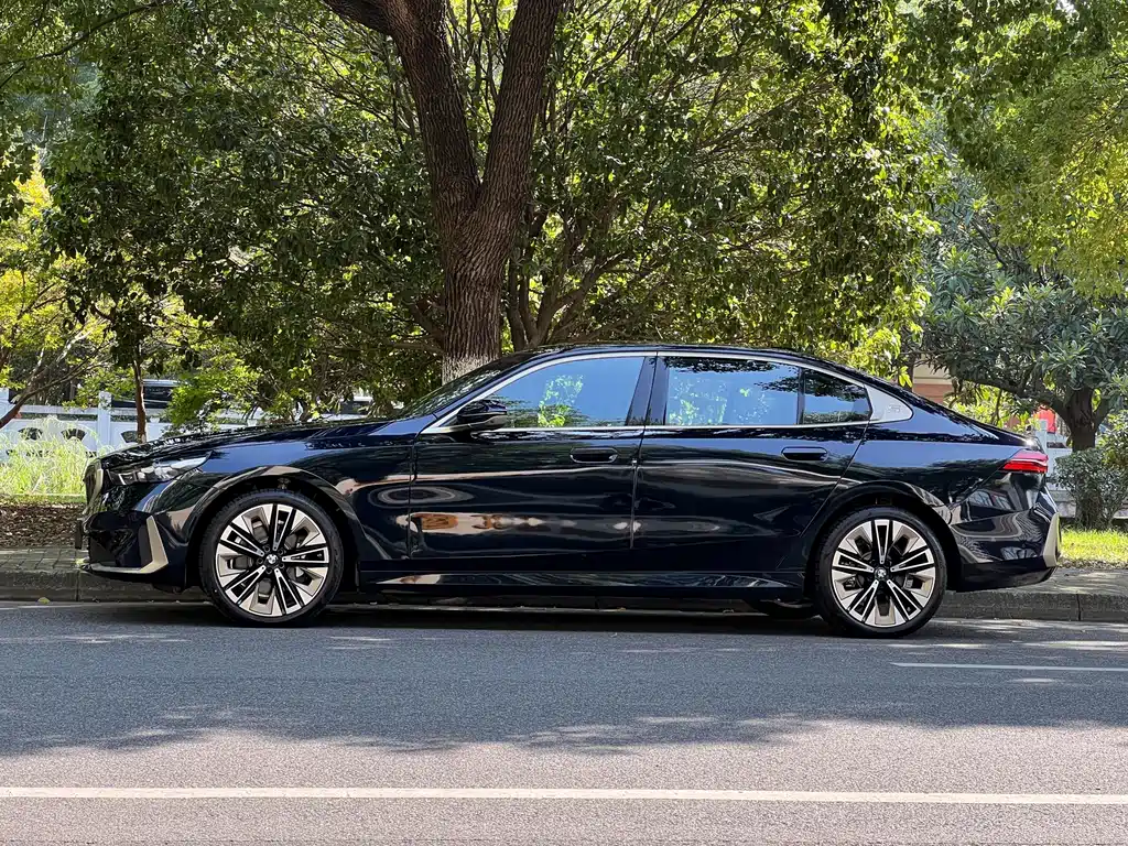 BMW 5 Series — миниатюра 7
