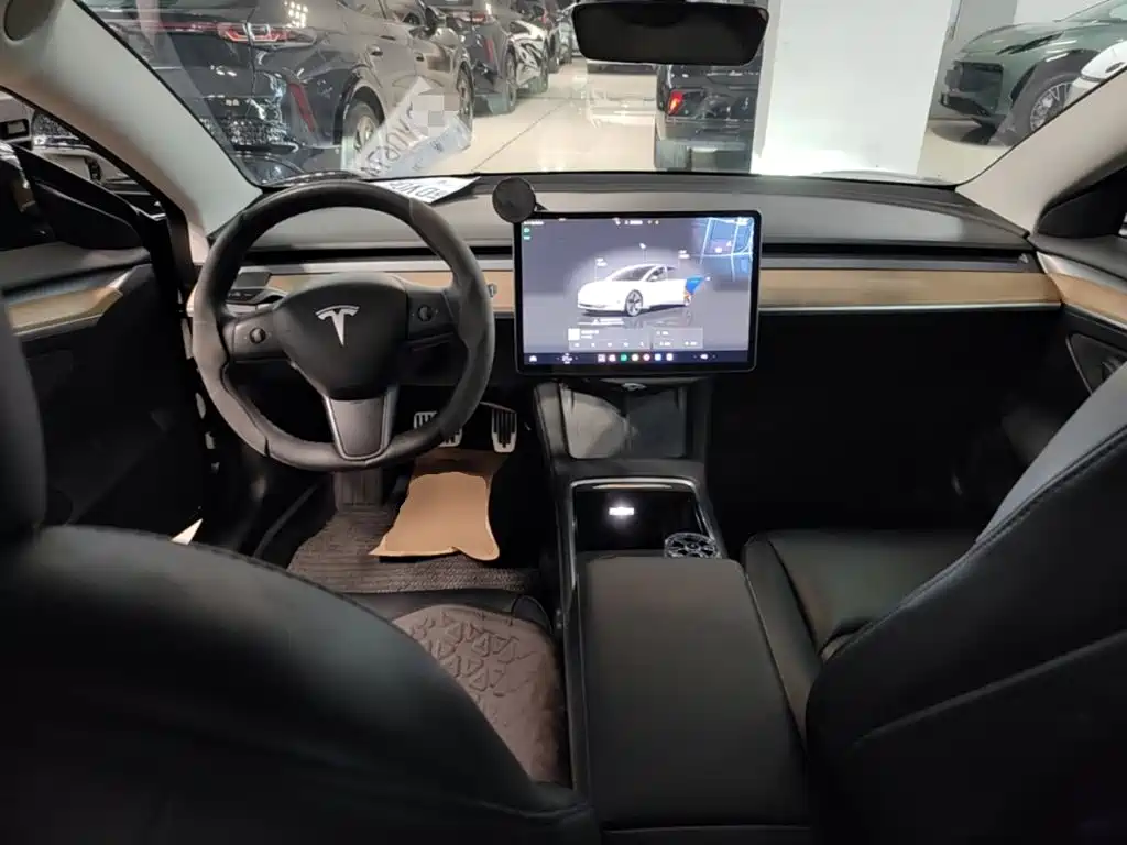 Tesla Model 3 — миниатюра 10