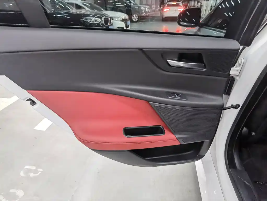 Jaguar XE — миниатюра 12