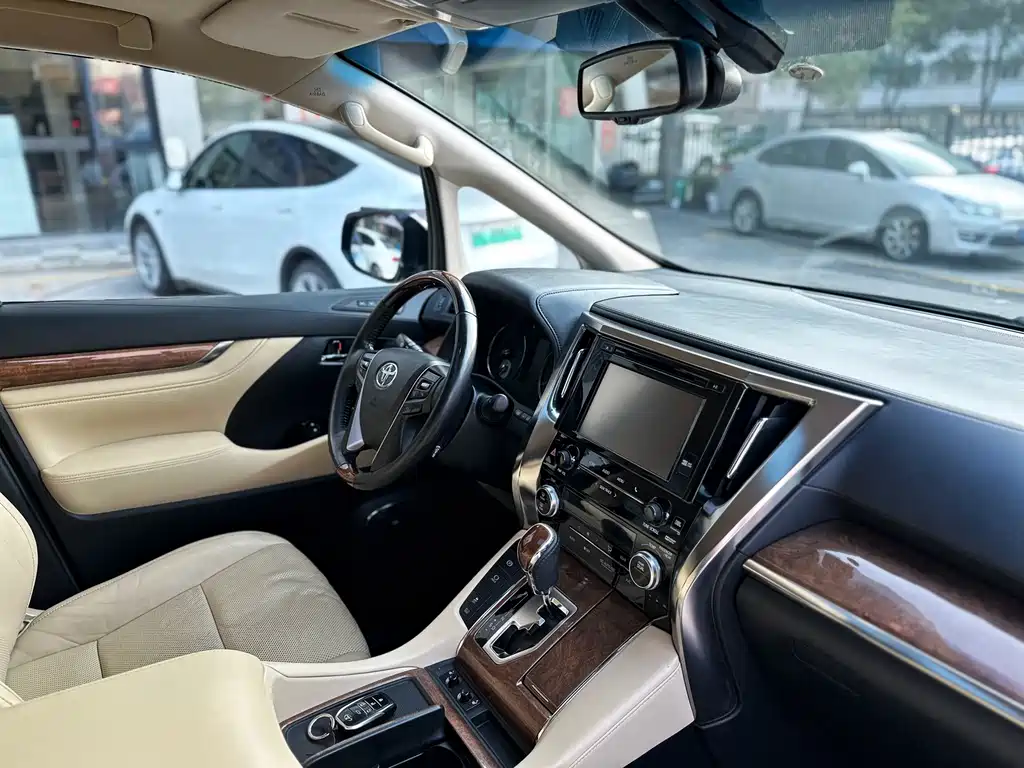 Toyota Alphard — миниатюра 9