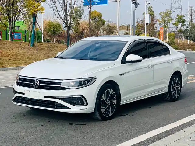 VOLKSWAGEN BORA 2025