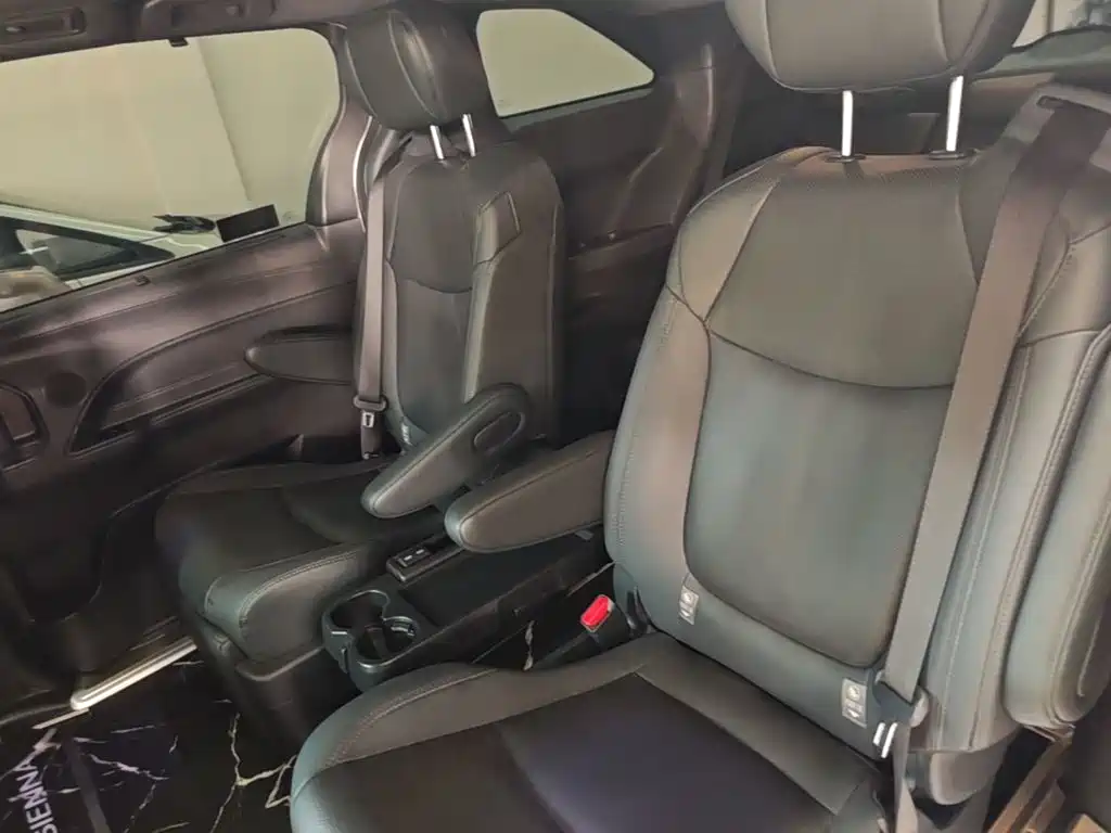 Toyota Sienna — миниатюра 17