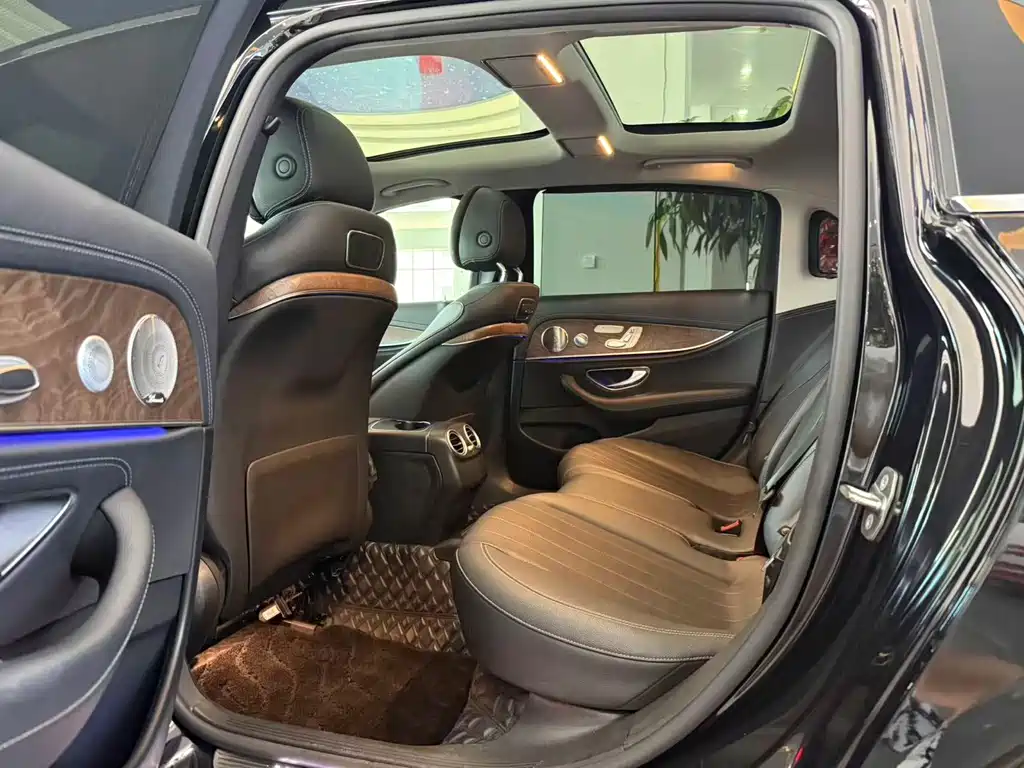 Mercedes-Benz E-Class — миниатюра 6