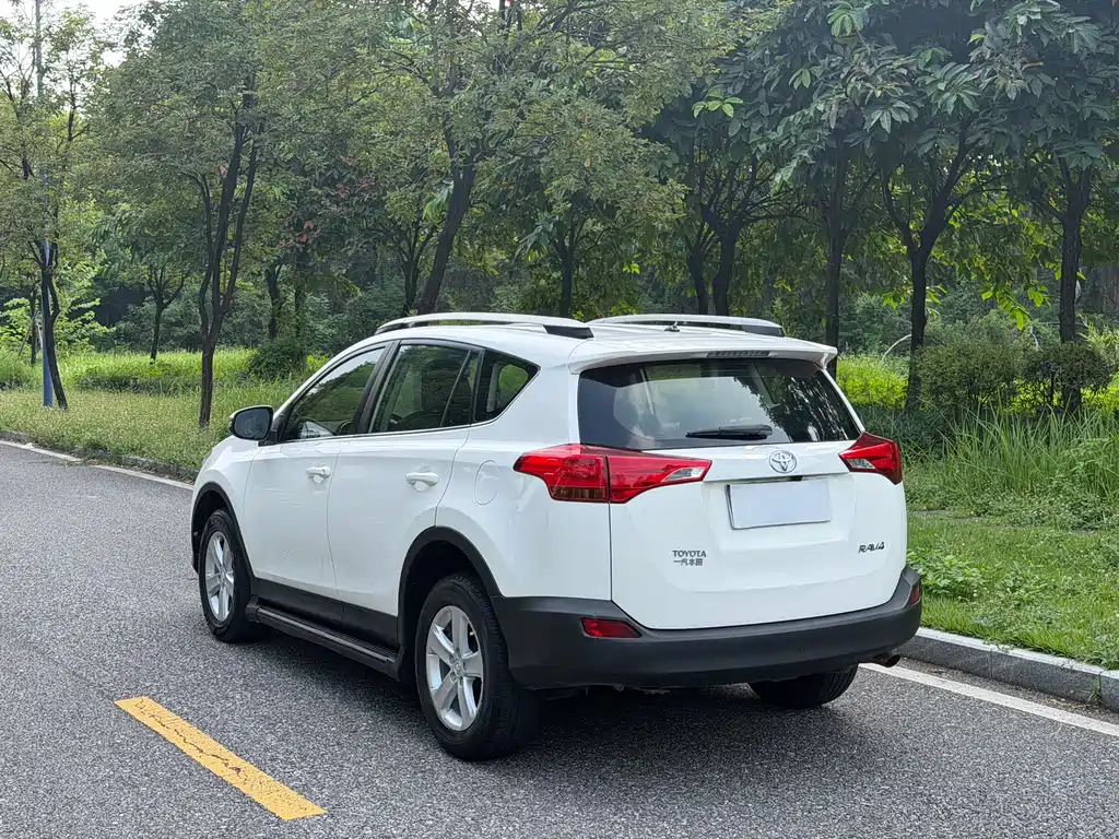 Toyota RAV4 — миниатюра 6