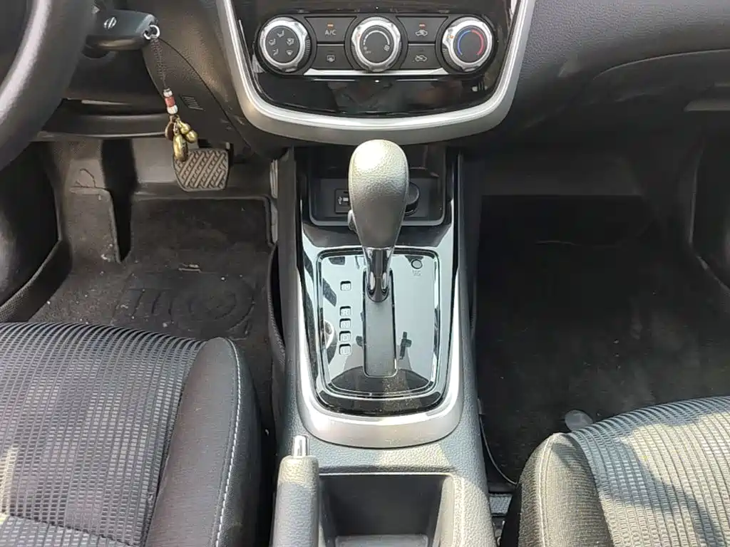 Nissan Tiida — миниатюра 14