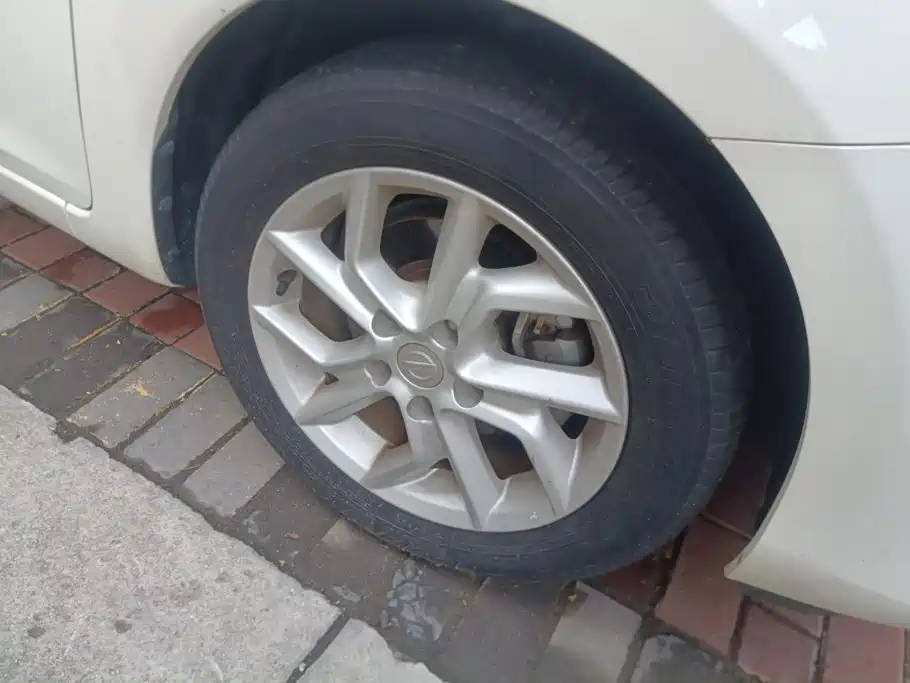 Nissan Tiida — миниатюра 6