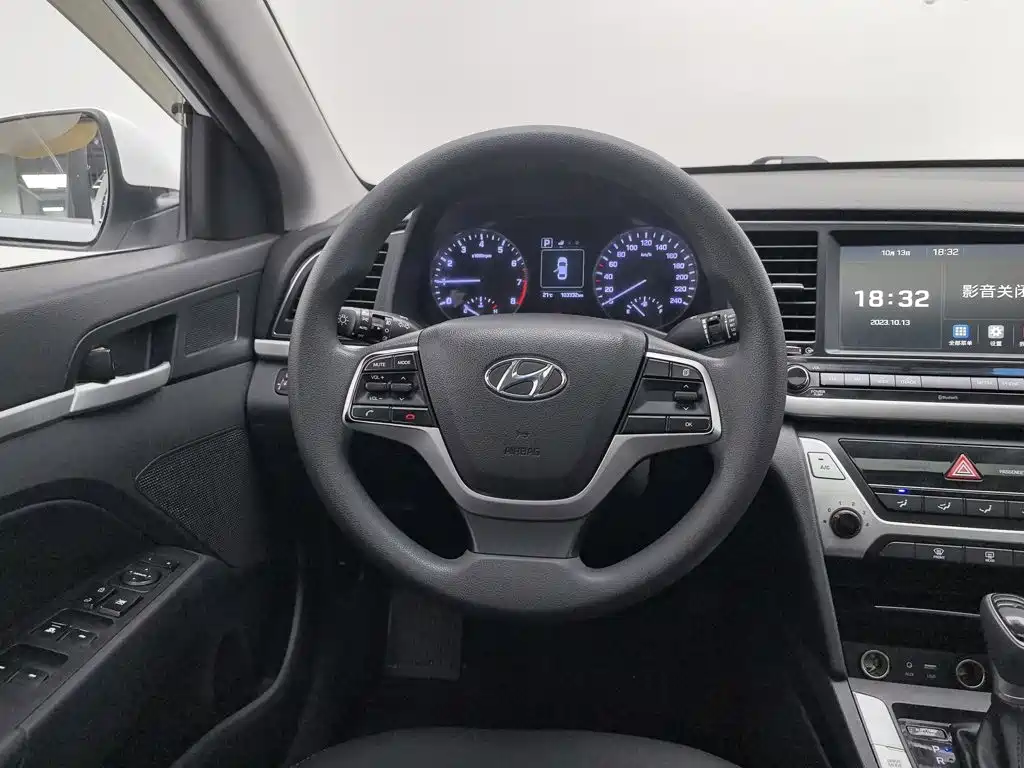 Hyundai Elantra — миниатюра 11
