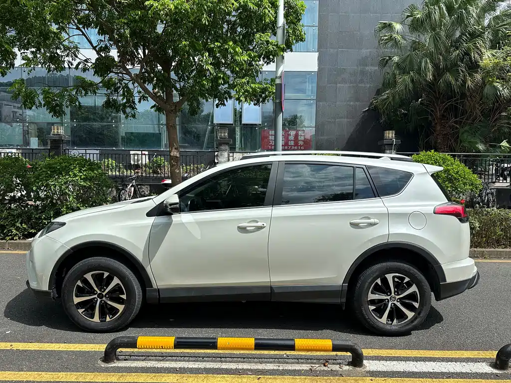 Toyota RAV4 — миниатюра 4