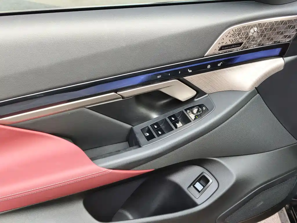 BMW 5 Series — миниатюра 13