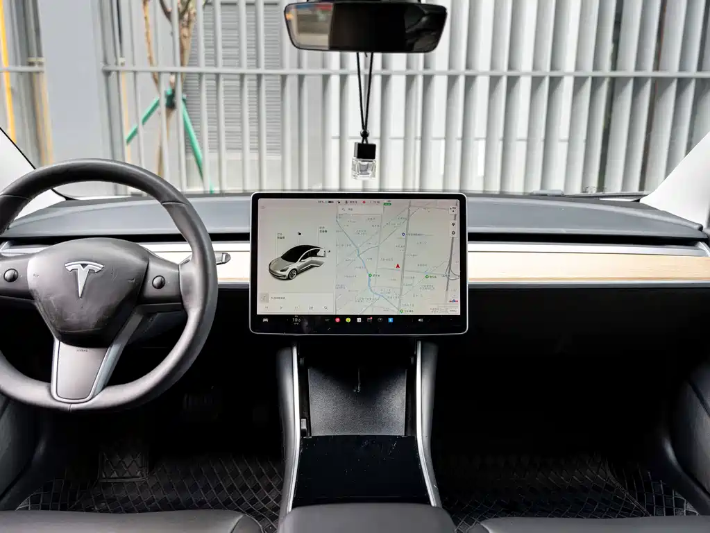 Tesla Model 3 — миниатюра 9