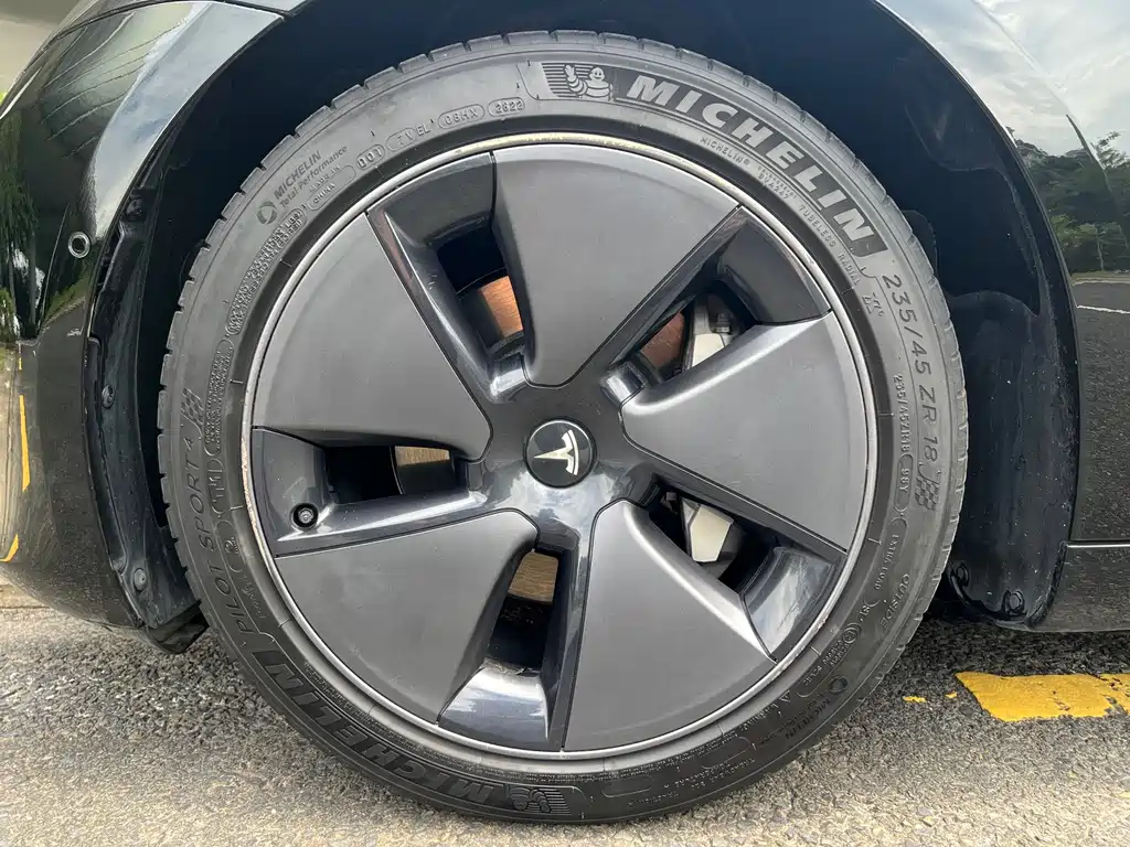 Tesla Model 3 — миниатюра 10