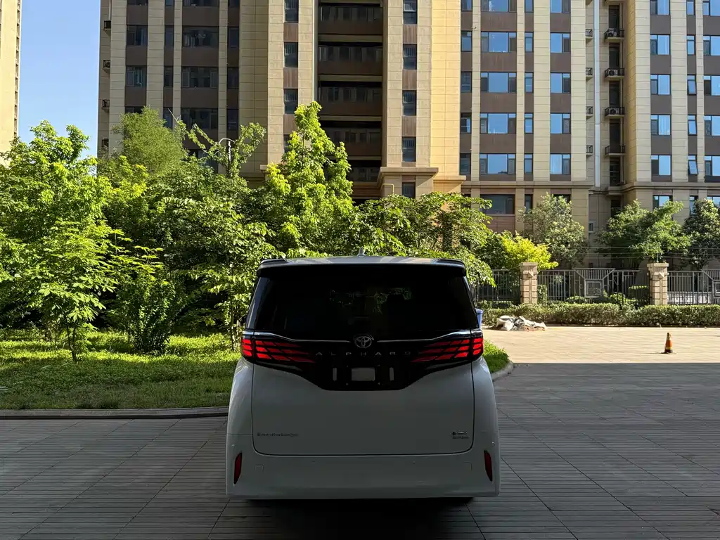 Toyota Alphard — миниатюра 6