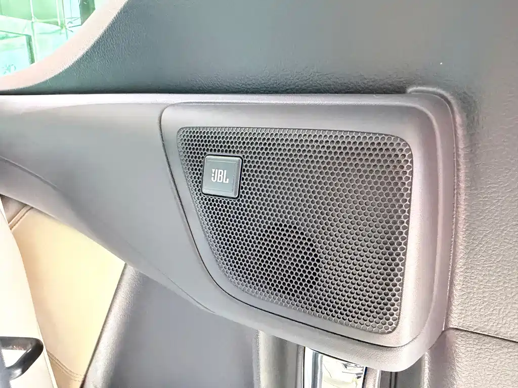 Toyota Alphard — миниатюра 16