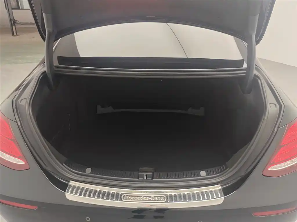 Mercedes-Benz E-Class — миниатюра 6