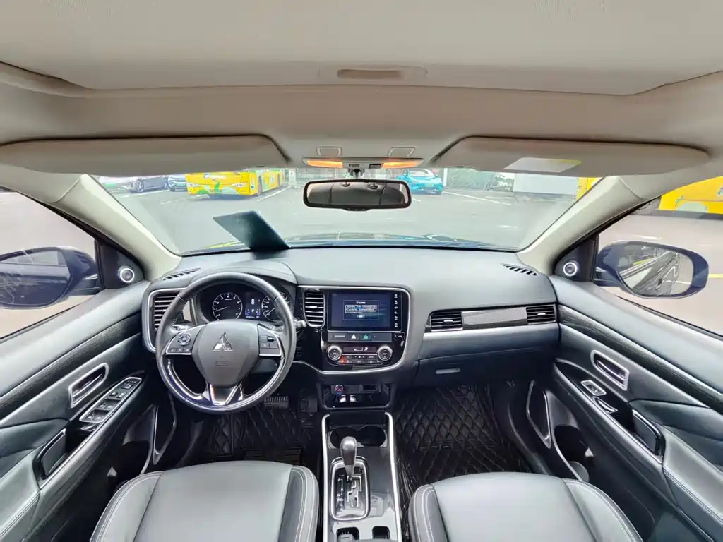 MITSUBISHI OUTLANDER