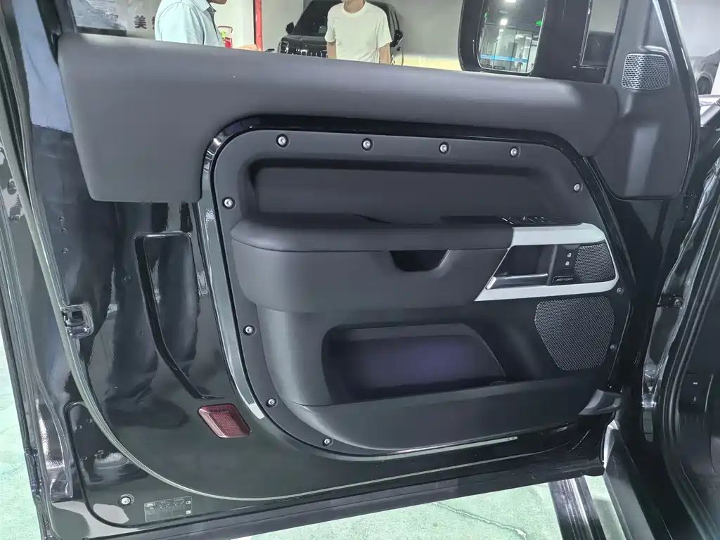 Land Rover Defender — миниатюра 3