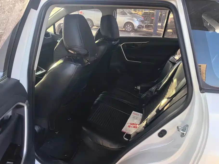 Toyota RAV4 — миниатюра 11