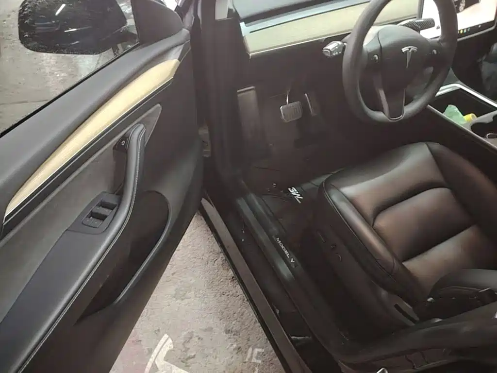 Tesla Model Y — миниатюра 16