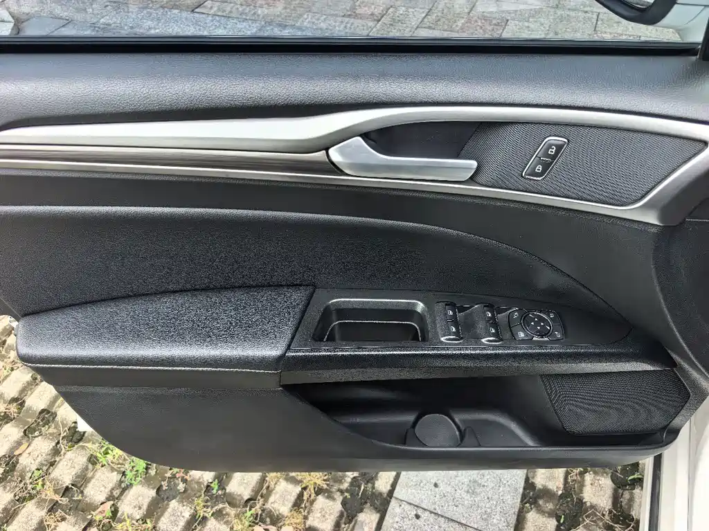 Ford Mondeo — миниатюра 12