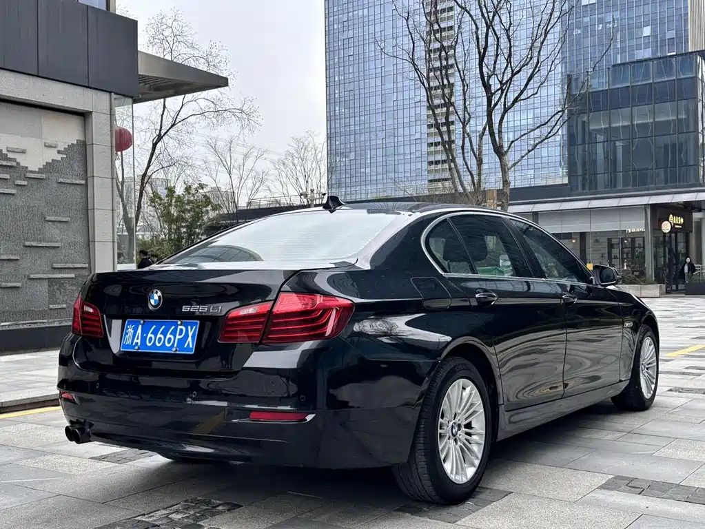 BMW 5 Series — миниатюра 4