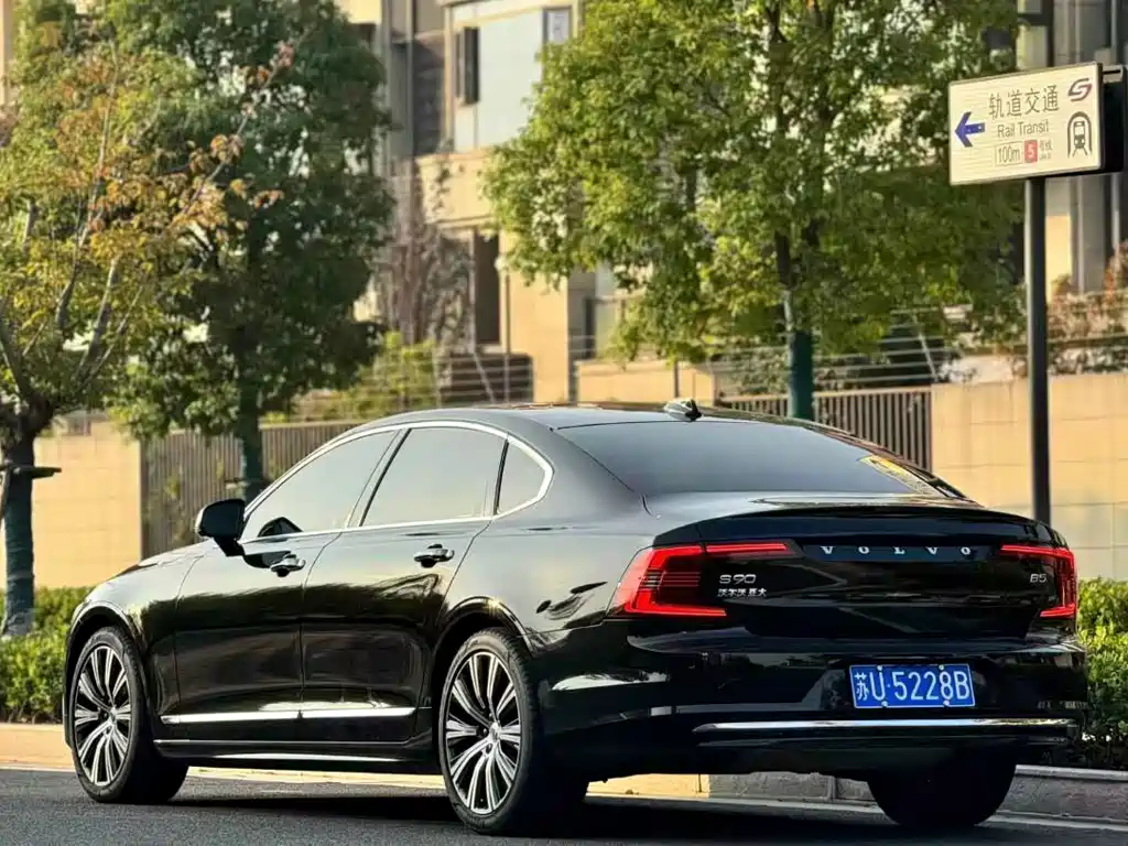 VOLVO S90