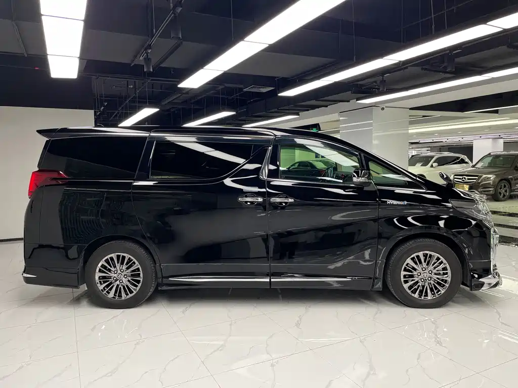 Toyota Alphard — миниатюра 7