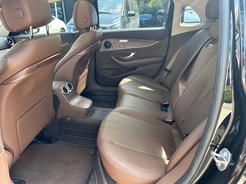 Mercedes-Benz E-Class — миниатюра 8