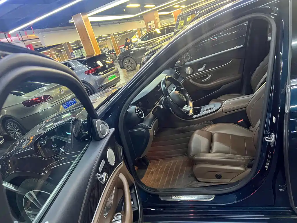 Mercedes-Benz E-Class — миниатюра 7