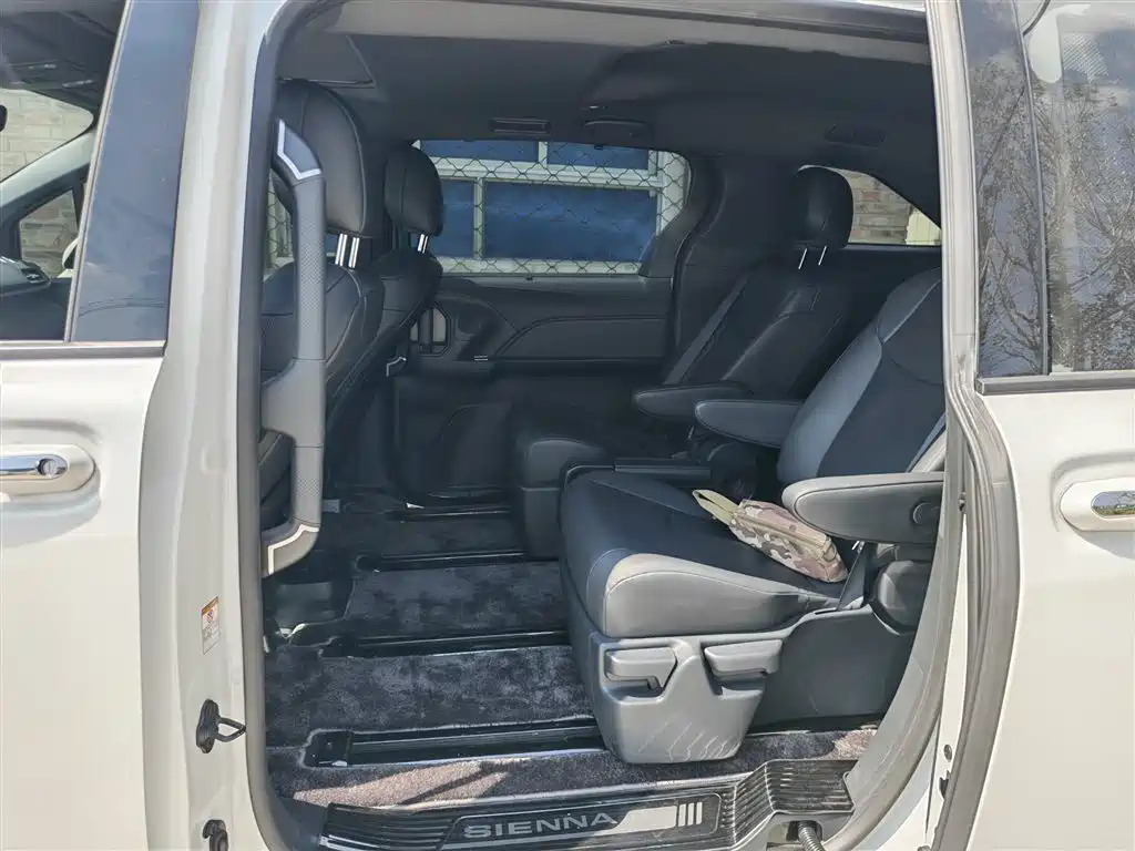 Toyota Sienna — миниатюра 5