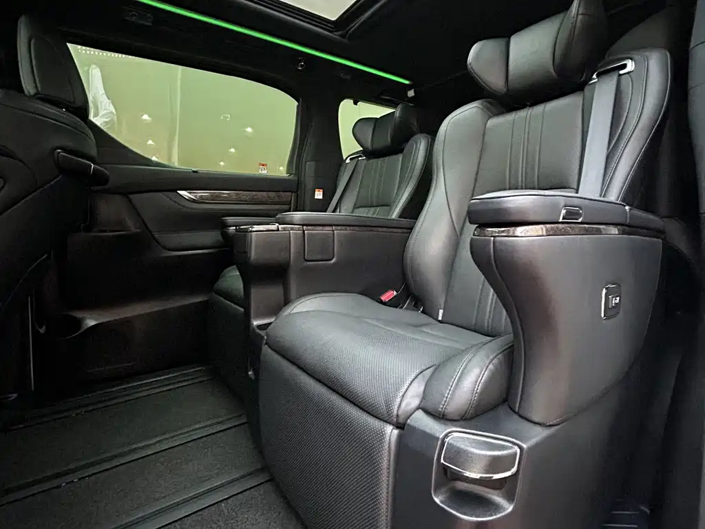 Toyota Vellfire — миниатюра 16