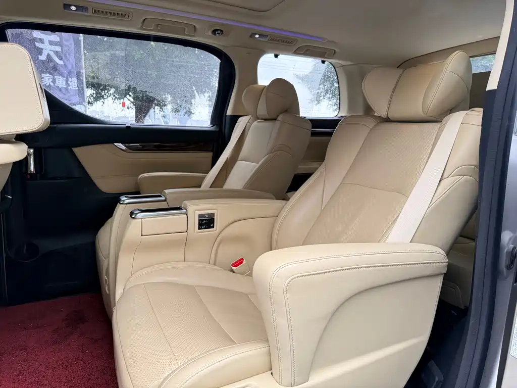 Toyota Alphard - фото 12