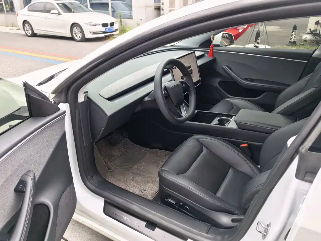 Tesla Model 3 — миниатюра 4