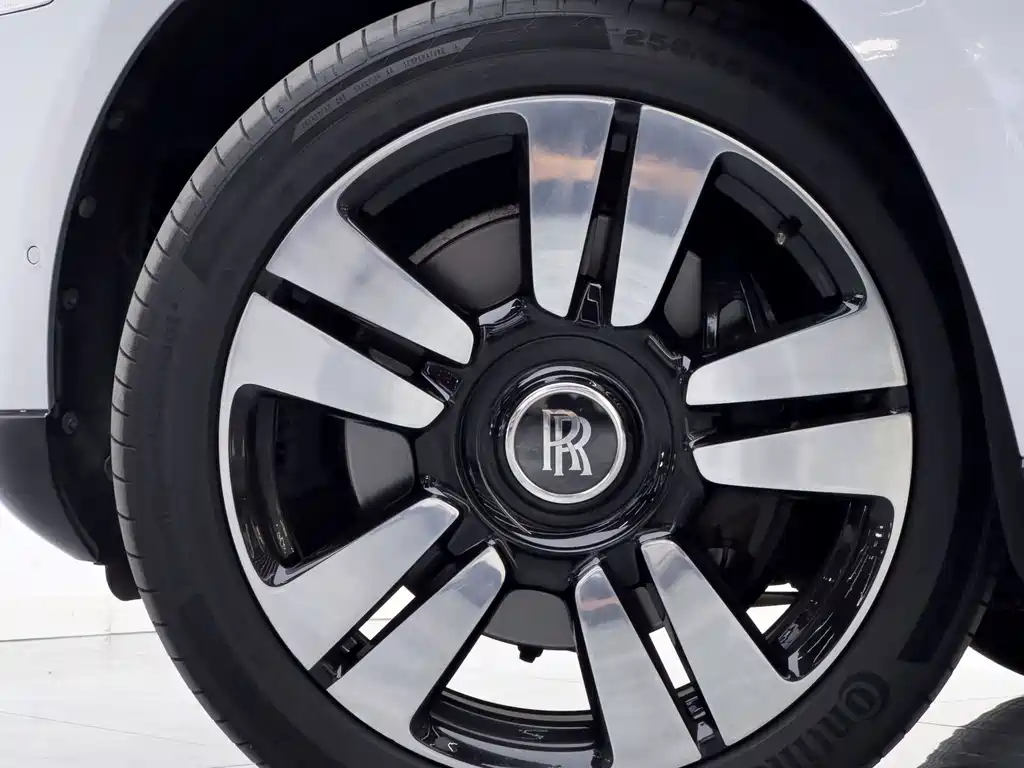 Rolls-Royce Cullinan — миниатюра 8