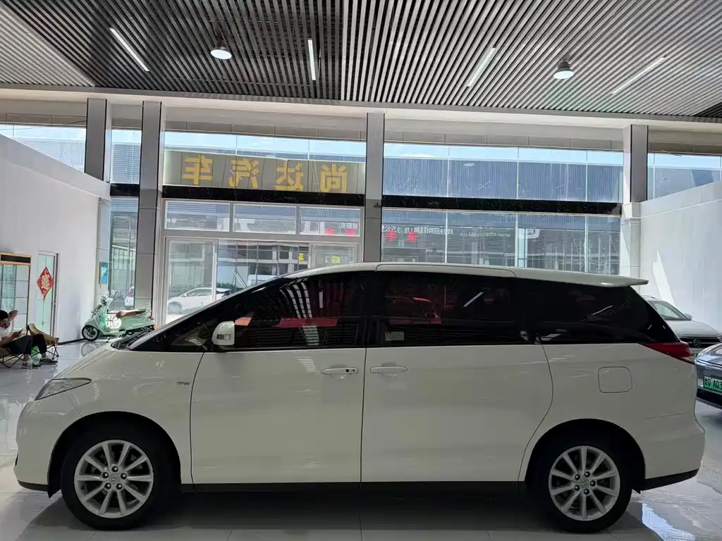 Toyota Previa — миниатюра 2