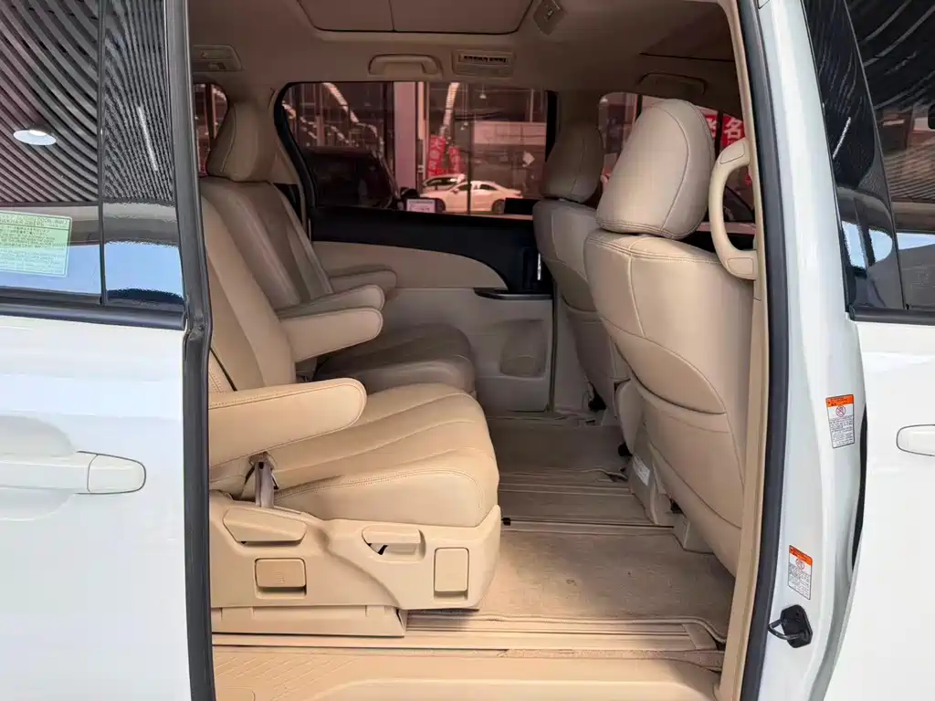 Toyota Previa — миниатюра 7